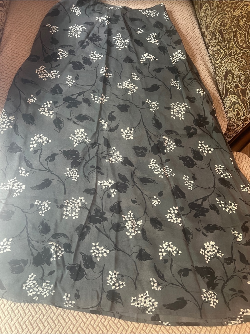 Jones & Co size 4 gray floral skirt.